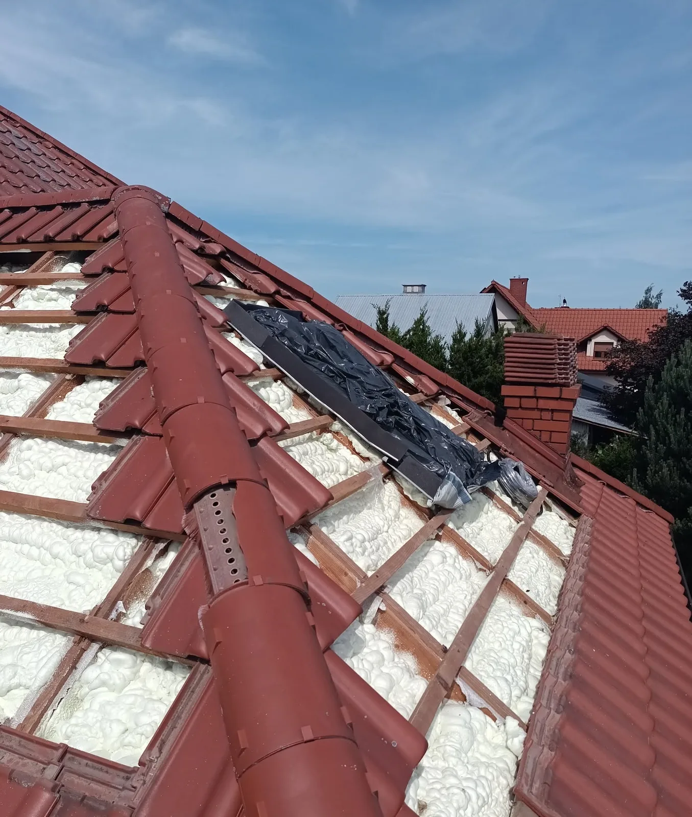 Izolacja pianą PUR na połaci dachu z dachówką