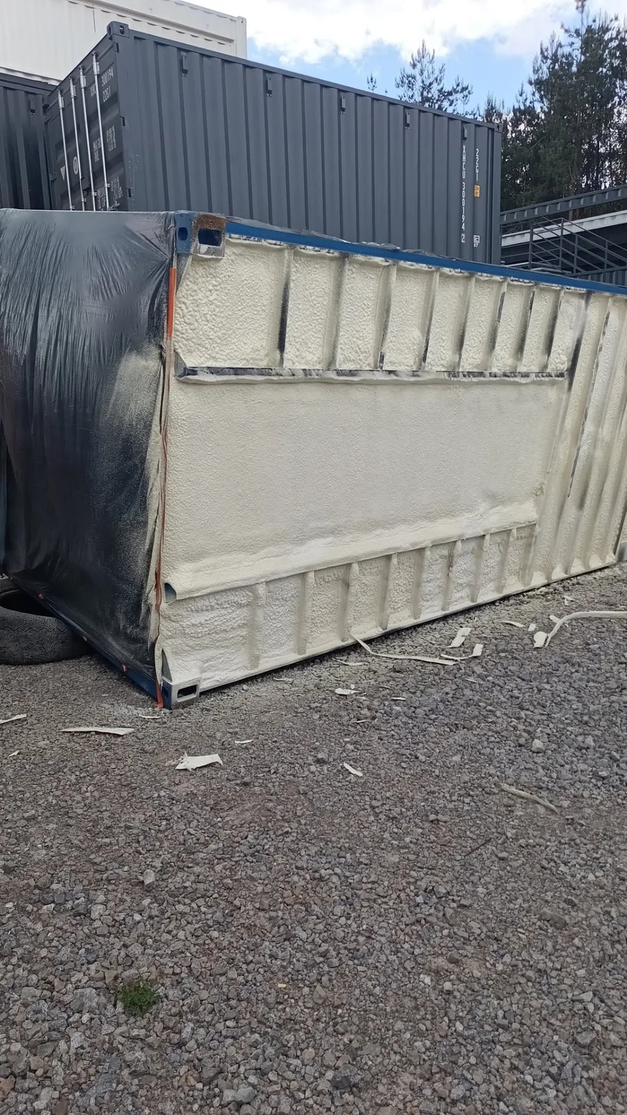 Izolacja ściany kontenera pianą poliuretanową