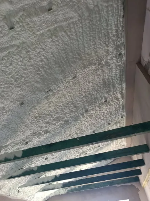 Izolacja natryskowa pianą PUR między belkami stropowymi